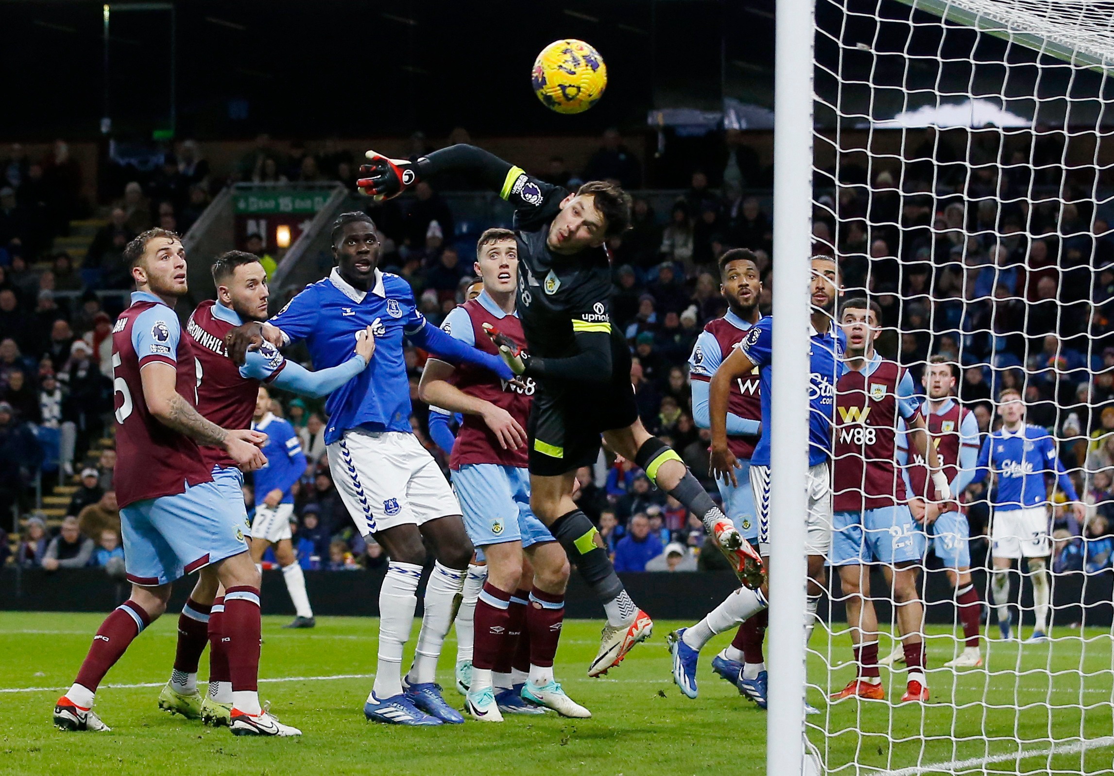Nhận định soi kèo Burnley vs Everton lúc 22h00 ngày 27/12/2025